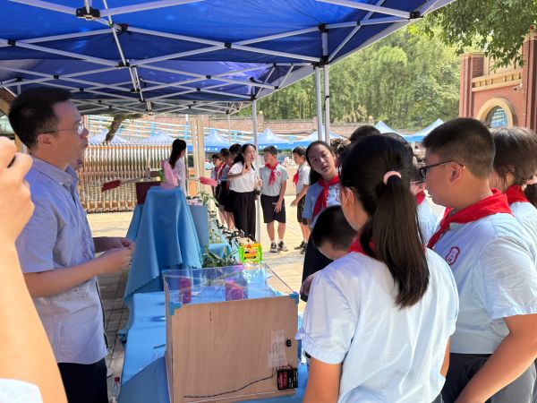 有趣的科普展位吸引學(xué)生駐足觀看。陳俊攝