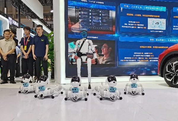 中國(guó)移動(dòng)展出的四足機(jī)器狗與人形機(jī)器人。徐粘琴攝