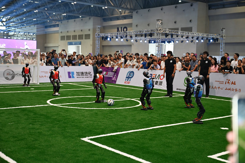 機器人足球比賽。鄒樂攝