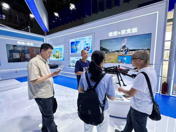客商了解梁平區(qū)低空經(jīng)濟(jì)應(yīng)用場景。黃亞輝攝