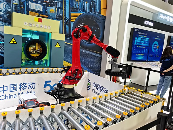 中移物聯(lián)現(xiàn)場以輪胎行業(yè)為例，展示AI+數(shù)智生產(chǎn)成果。徐粘琴攝