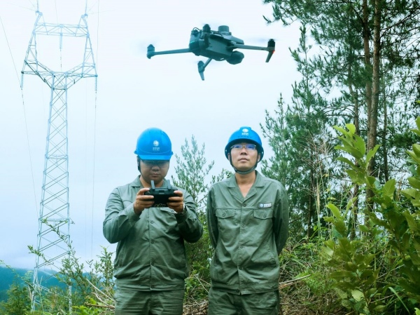 國(guó)網(wǎng)重慶城口供電公司輸電運(yùn)檢班員工采用“無(wú)人機(jī)+人工”的方式巡檢110千伏竹城線51號(hào)塔。鄧芝華攝