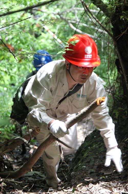 國(guó)網(wǎng)重慶城口供電公司員工前往220千伏華城線195號(hào)塔巡檢。易代超攝