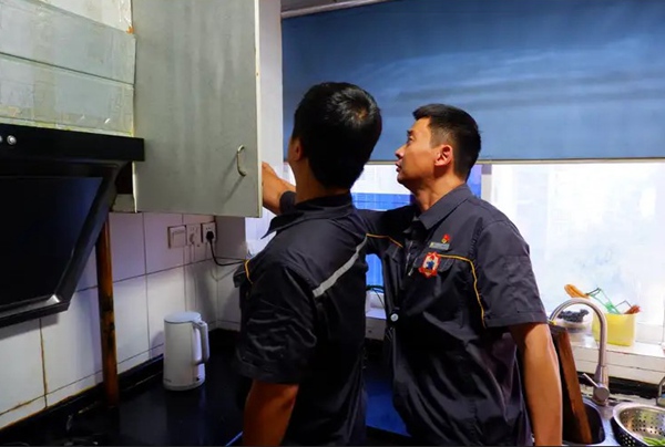入戶開展燃氣安全檢查。重慶燃氣集團供圖