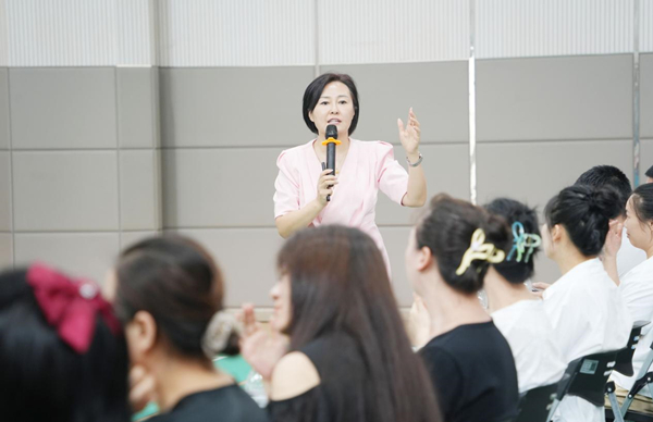 湯海博作專(zhuān)題講座。江北區(qū)新村國(guó)奧小學(xué)供圖