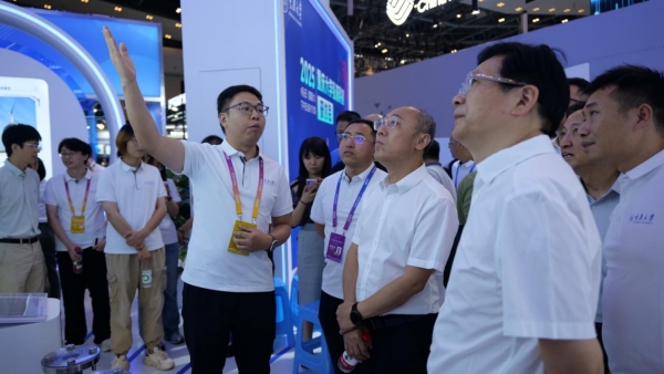 與會嘉賓參觀重慶大學展位。重慶大學供圖