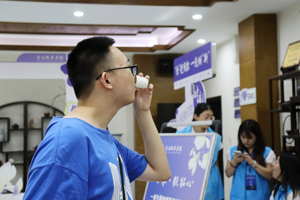 新生品嘗老鷹茶。西南大學(xué)供圖