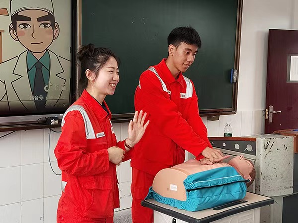志愿者們現(xiàn)場演示心肺復蘇。重慶輸油氣分公司供圖