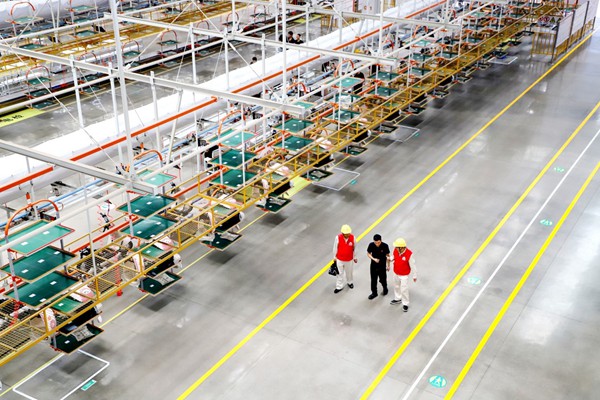 國網(wǎng)永川供電公司員工在雅迪集團重慶永川電動車生產基地了解客戶用電情況。林熙熙攝