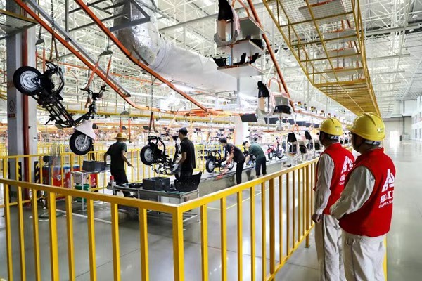 電力人員對用電設備進行安全巡視。國網(wǎng)永川供電公司供圖