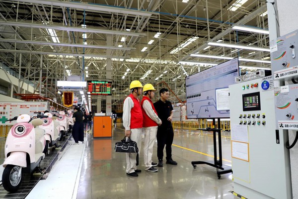 電力人員對生產線進行能效管理。國網(wǎng)永川供電公司供圖