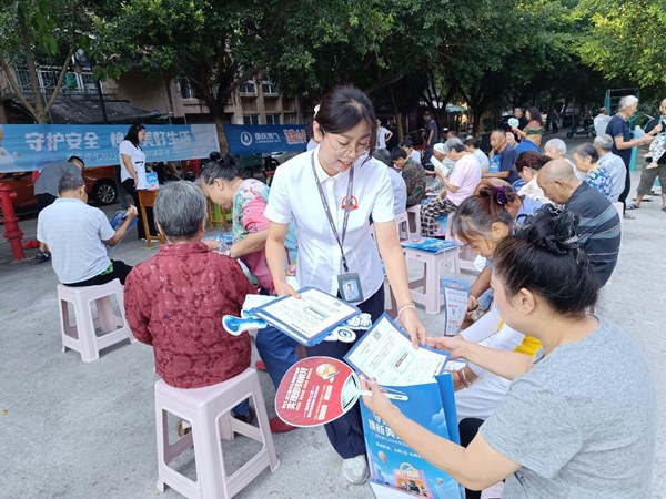 燃?xì)夤ぷ魅藛T向當(dāng)?shù)鼐樱ù澹┟裰v解用氣注意事項(xiàng)。重慶燃?xì)饧瘓F(tuán)供圖