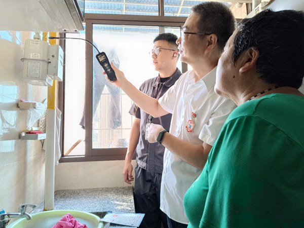 開展燃?xì)馊霊魴z查。重慶燃?xì)饧瘓F(tuán)供圖