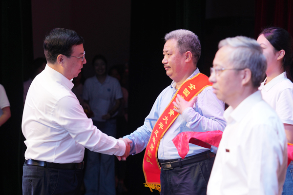 表彰國家級和省部級榮譽稱號先進集體和個人。蘭天攝