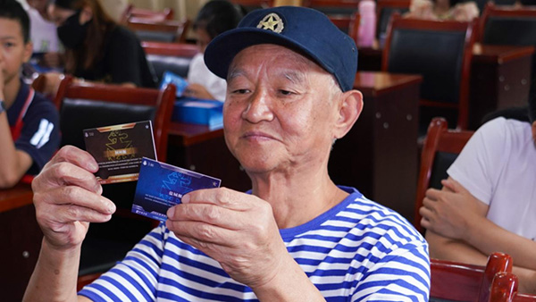 海軍老戰(zhàn)士萬成久。活動主辦方供圖