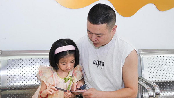 用戰(zhàn)艦卡講解知識。活動主辦方供圖