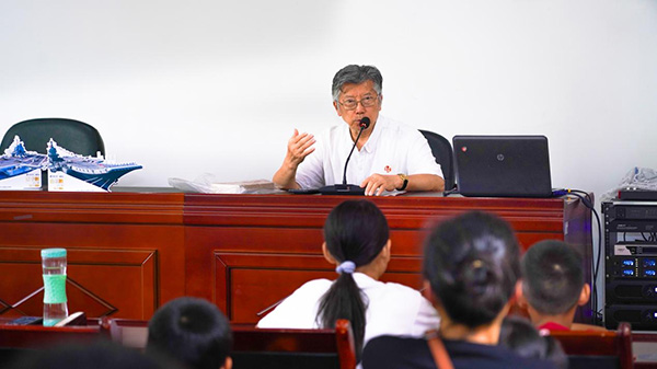 向小朋友們講述國防知識?；顒又鬓k方供圖