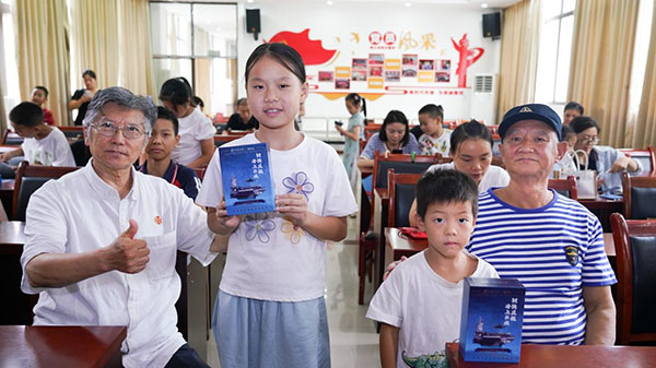 孩子與老兵合影。活動主辦方供圖