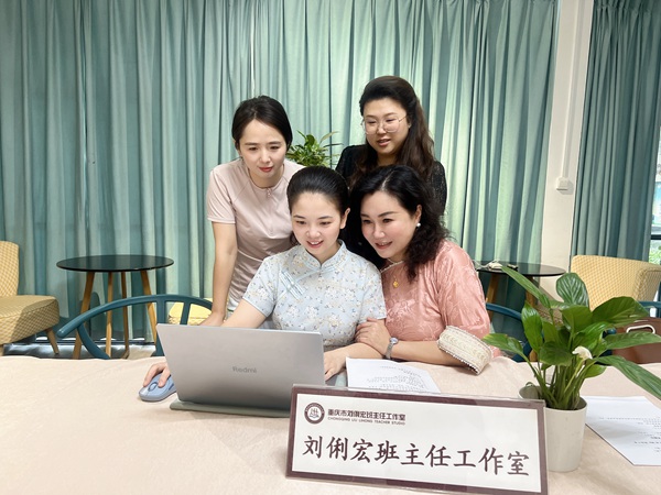 肖堯（前排左一）。重慶市巴蜀藍(lán)湖郡小學(xué)校供圖