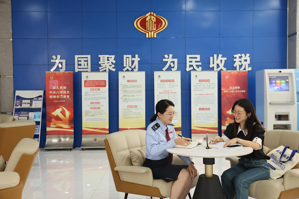 圖為保稅分局涉外專業(yè)服務(wù)團(tuán)隊(duì)“面對面”為轄區(qū)企業(yè)辦稅人員講解對外支付備案和非居民企業(yè)所得稅扣繳申報(bào)流程。重慶市稅務(wù)局保稅區(qū)稅務(wù)分局供圖