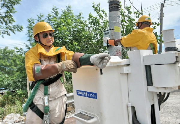 獲獎(jiǎng)作品《烈日下的堅(jiān)守》組圖之一。國(guó)網(wǎng)重慶市電力公司供圖