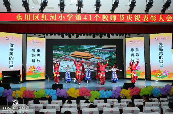 文藝匯演現(xiàn)場(chǎng)。敖民極攝