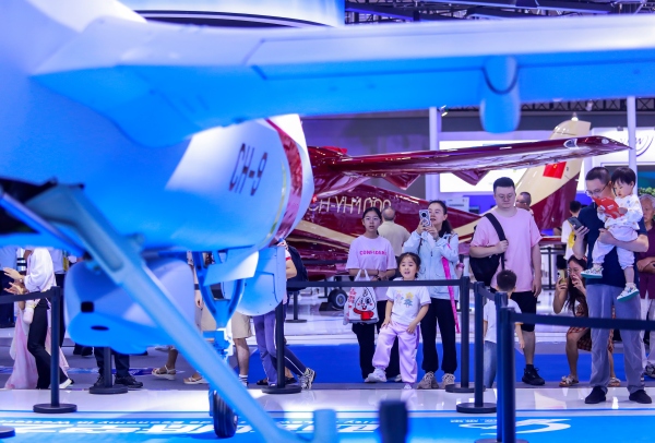 2025世界智能產(chǎn)業(yè)博覽會(huì)，低空經(jīng)濟(jì)展館N2館梁平展廳吸引觀眾駐足觀看。熊偉攝