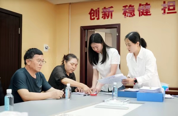 明月山擔(dān)保公司工作人員（右）正在為客戶辦理業(yè)務(wù)。向成國(guó)攝