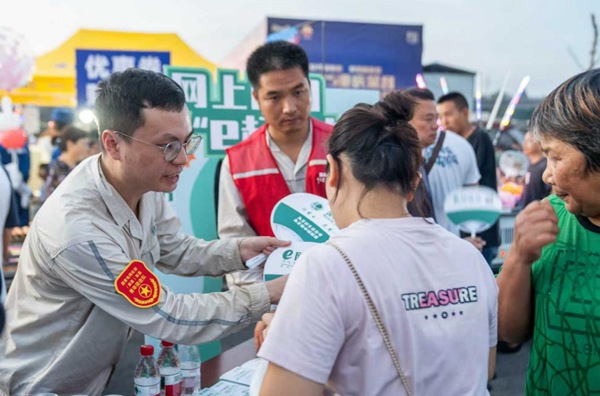 在啤酒節(jié)擺攤設(shè)點(diǎn)宣傳。國網(wǎng)重慶永川供電公司供圖