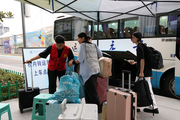 志愿者幫助新生搬運行李。重慶城市科技學院供圖
