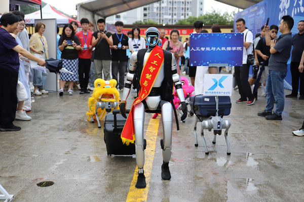 機器人、機器狗成“搬運工”。重慶城市科技學院供圖