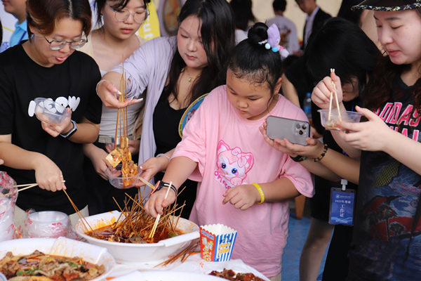 長桌宴。重慶城市科技學院供圖