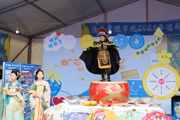 非遺變臉表演。重慶城市科技學院供圖