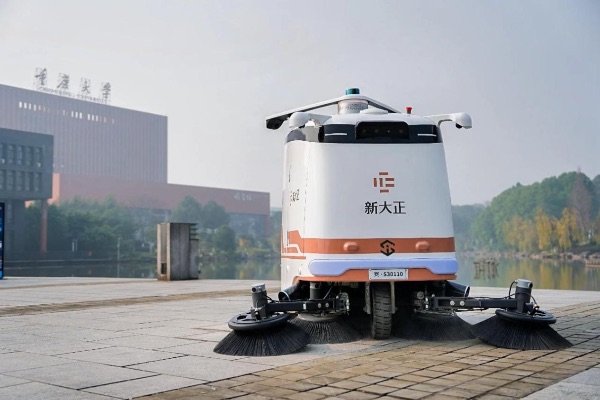 新大正“大白”正在校園開展清掃工作。新大正供圖