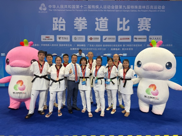 參賽運(yùn)動(dòng)員在比賽期間合影。秦庭富攝