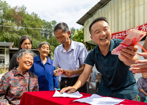 村民領(lǐng)取分紅。羅川攝