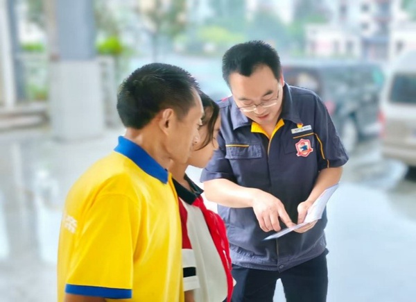 為孩子講解燃?xì)獍踩R(shí)。重慶燃?xì)饧瘓F(tuán)供圖