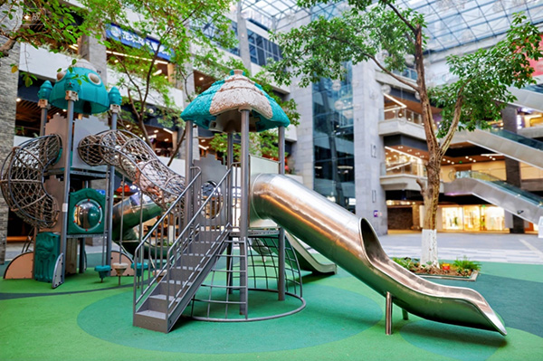 重慶新天地中庭廣場太空艙滑梯。重慶天地供圖