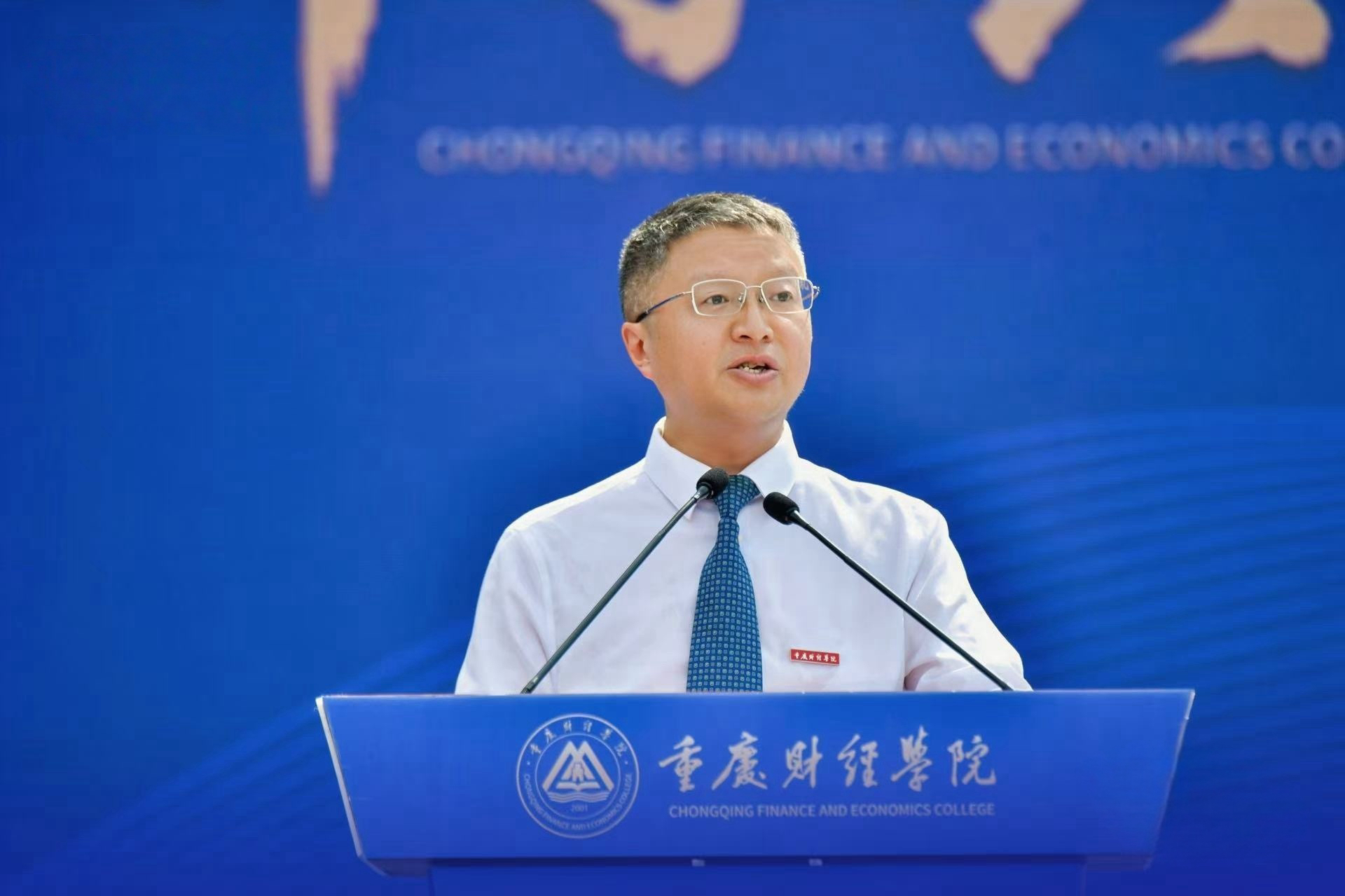 校長吳華安寄語新生。重慶財(cái)經(jīng)學(xué)院供圖