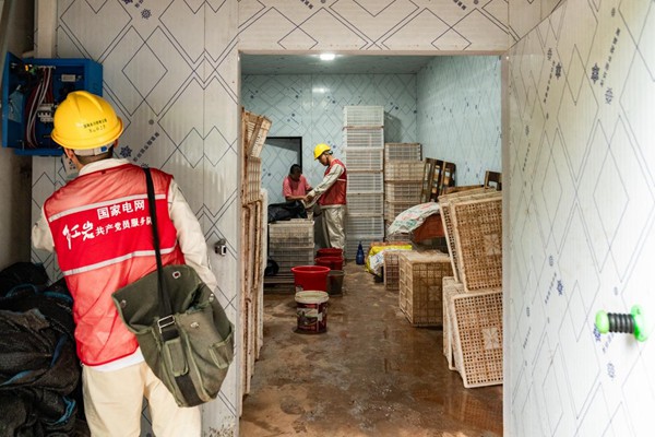 電力人員對(duì)凍庫(kù)用電進(jìn)行安全檢查。國(guó)網(wǎng)永川供電公司供圖