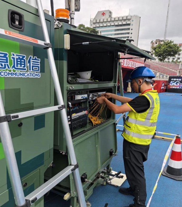 工作人員調(diào)試應(yīng)急通信車上的設(shè)備。重慶移動(dòng)供圖