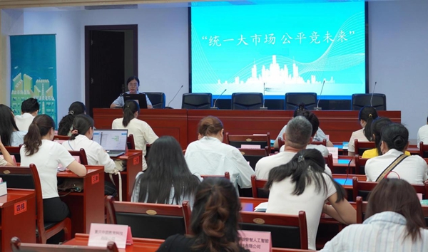 渝中區(qū)稅務人員講解納稅繳費信用評價相關政策。沈丹攝