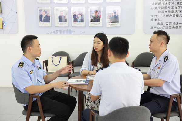 在重慶市亞特藍電器有限責任公司，開州區(qū)稅務人員和市場監(jiān)督管理局工作人員共同解答招標投標及納稅信用方面問題。趙詩琦攝