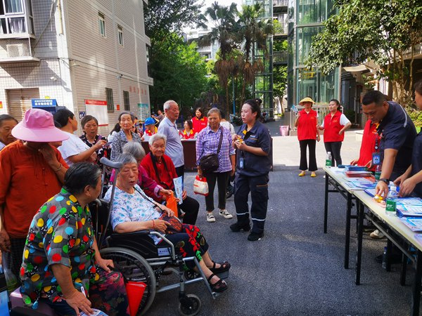 燃?xì)夤ぷ魅藛T向居民講解如何正確啟閉自閉閥。重慶燃?xì)饧瘓F供圖