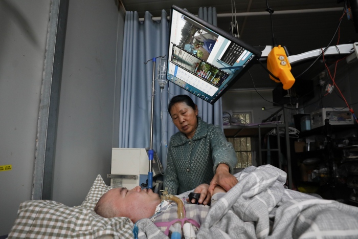 “重慶好人”黎夏用兩根指頭遙控農(nóng)場(chǎng)的自動(dòng)化系統(tǒng)。渝北區(qū)委宣傳部供圖