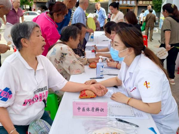 專家義診。郭彩霞攝