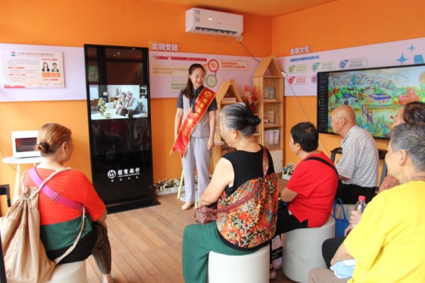 招商銀行重慶分行金融網(wǎng)格員為社區(qū)居民播放金融科普視頻。招商銀行重慶分行供圖