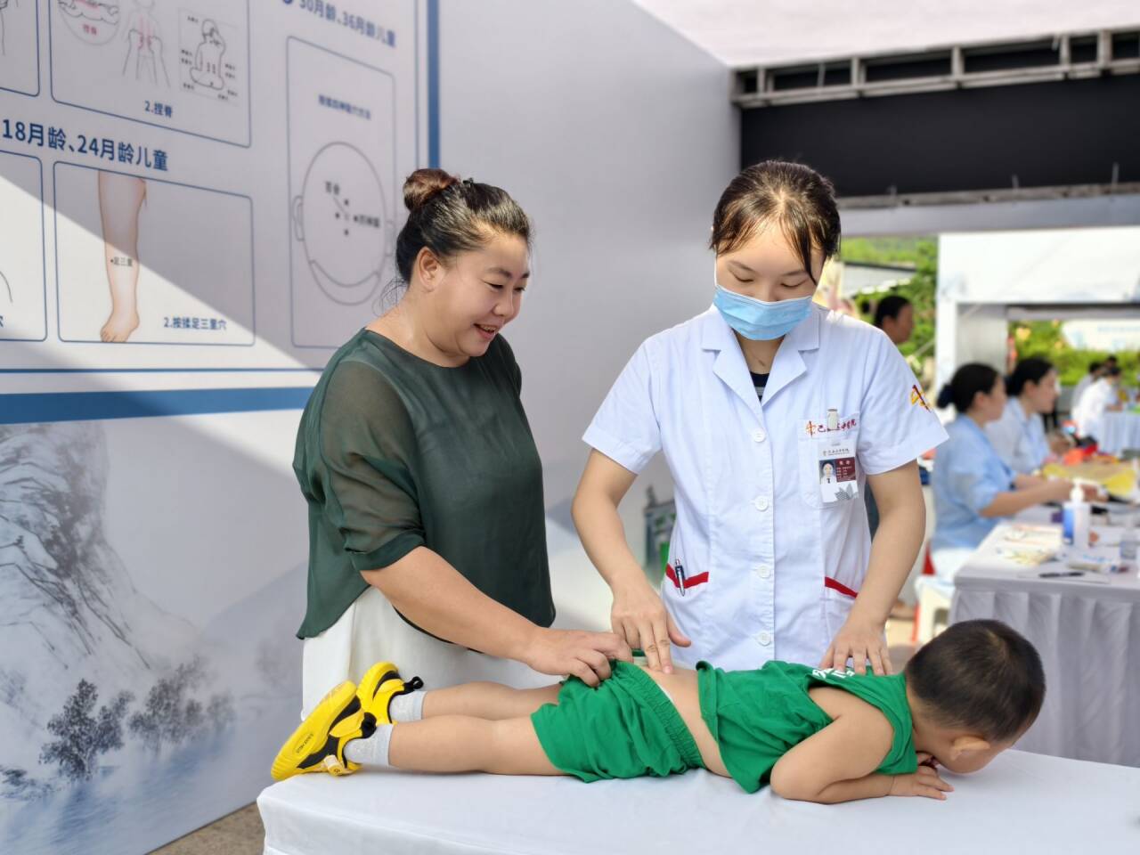講解兒童中醫(yī)調(diào)養(yǎng)知識。高亮平攝