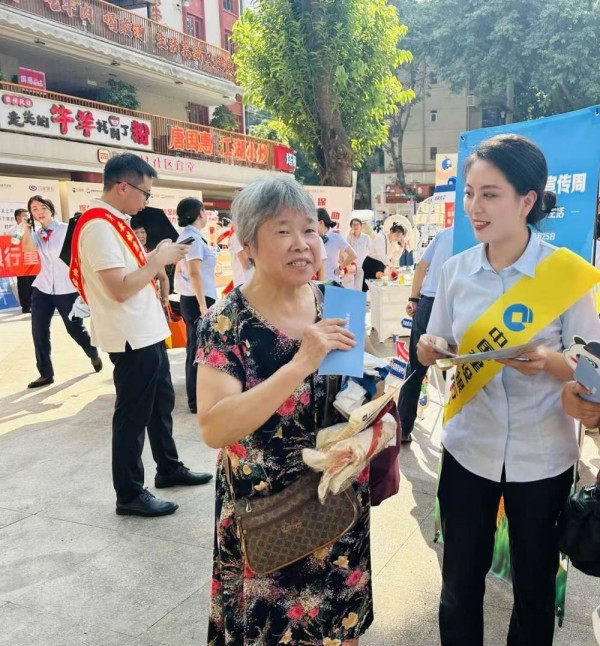 2025年金融教育宣傳周民主村啟動儀式，建行重慶市分行的工作人員為現(xiàn)場群眾講解金融知識。建行重慶市分行供圖