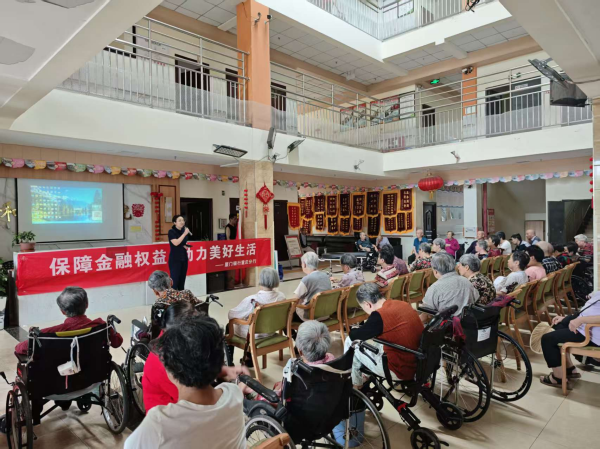 開(kāi)展金融知識(shí)普及活動(dòng)。廈門銀行重慶大足支行供圖